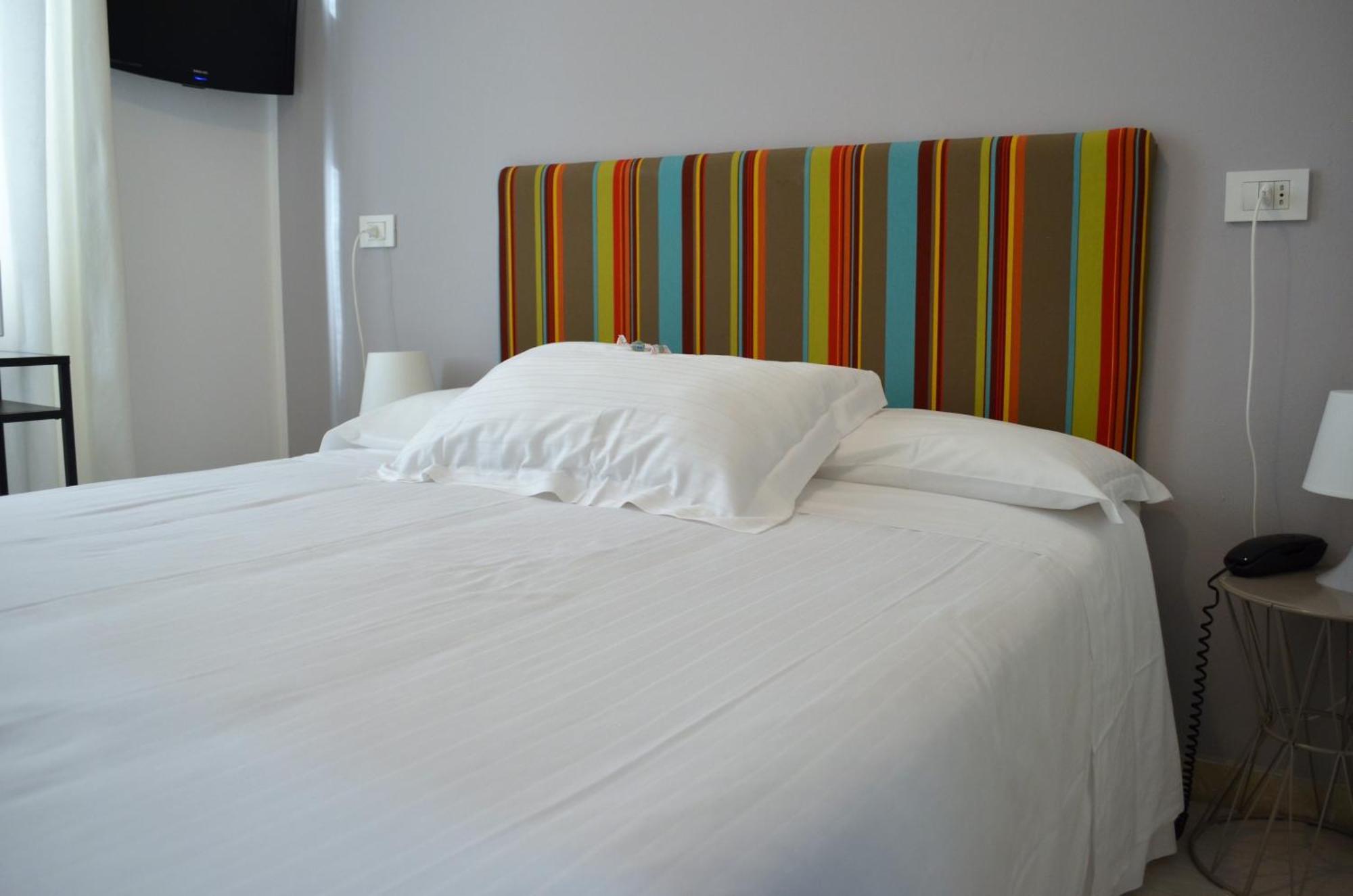 Hotel Spot Varraze Zimmer foto